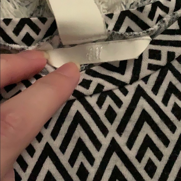 H&M Black & White Patterned Tee - Picture 3 of 5